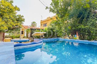 Casa  Calle los almendros. Chalet de 354m� con jard�n, piscina y gran potencial en la matan