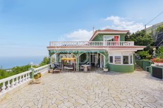 Xalet  Camino de arico. Espectacular mansi�n de 700 m� con piscina climatizada y 2 apart