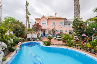 Xalet  Calle las rosas. Villa junto al mar y gran potencial en el m�dano