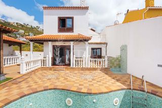 Xalet  Calle los perales. Chalet exclusivo con sauna, piscina y vistas espectaculares al m