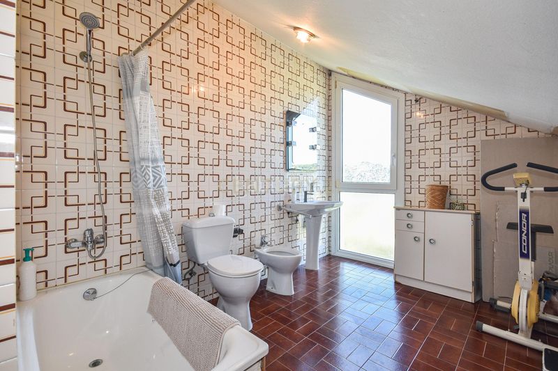 Foto a6cef999-46a4-40a0-9b12-41b4294ec282. House in passatge xaloc in La Miranda Esplugues de Llobregat