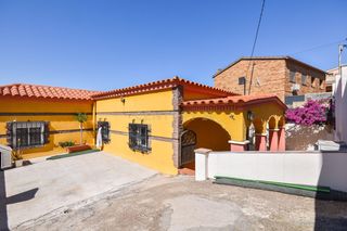 Chalet in Carrer béjar, sant vicenç dels horts, spain. Casa independiente con exterior, parking y excelente conexión co