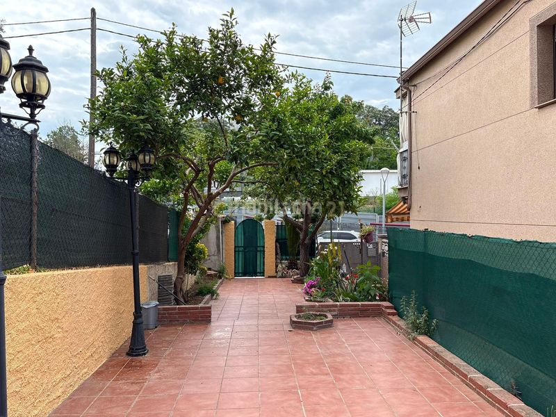 Foto b6bec86b-3825-4aa2-adfb-3c9a592d611d. Casa a carrer de juan ramon jiménez a Barri de Lourdes-Gallecs Mollet del Vallès