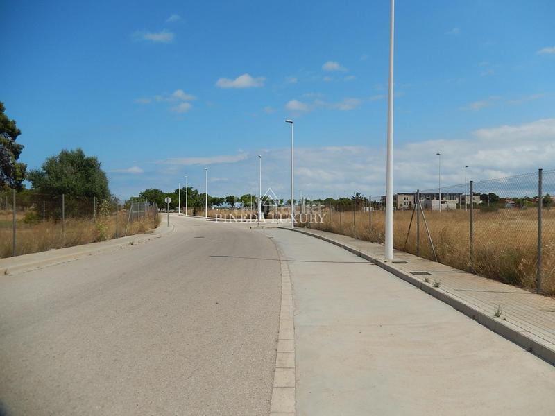 Foto b1d90fbd-a29b-4b54-a133-5614da228392. Terreno residencial parcela uso rterciario con 100 metros de fachada en Puçol