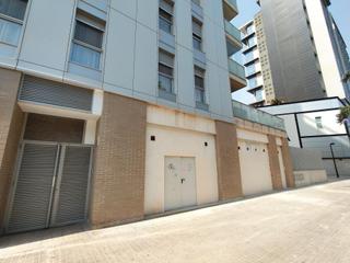 Local commercial à Calle santa genoveva torres 17. Local comercial en venta junto al centro comercial arena