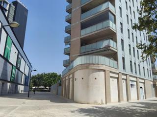 Local commercial à Calle santa genoveva torres 17. Local en venta de 386 m2 junto a avd hermanos machado y al centr