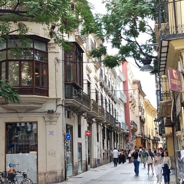 Foto bd1a90ef-70df-4788-bc18-33b12c4721c1. Building in calle calle de la bolsería 33-35-37 in Valencia