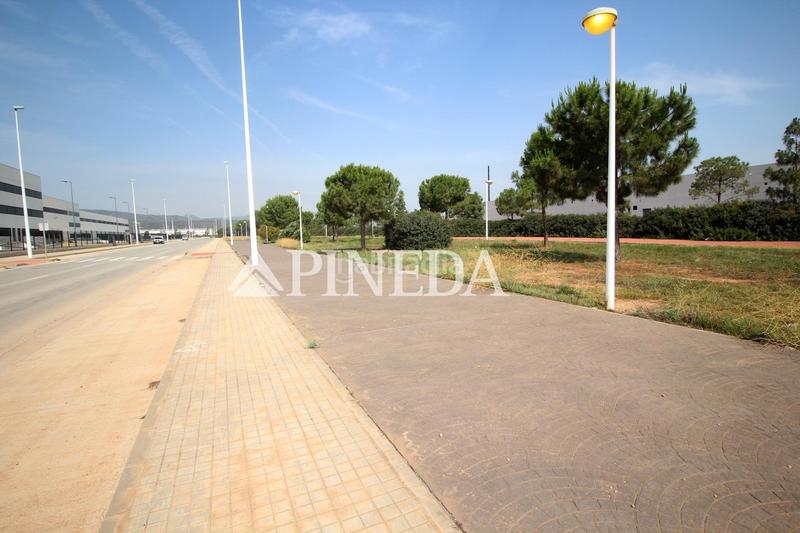 Foto 1e272779-d7e9-440c-92ac-50467d760908. Solar industrial a Avenida de Abril-9 de Octubre Sagunt