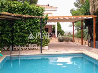 Rent Chalet in Centro-El Castillo. Vivienda amueblada en entorno rural con encanto y jardin mediter