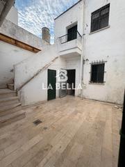 Casa a Bellavista. Se vende casa en bellavista con patio