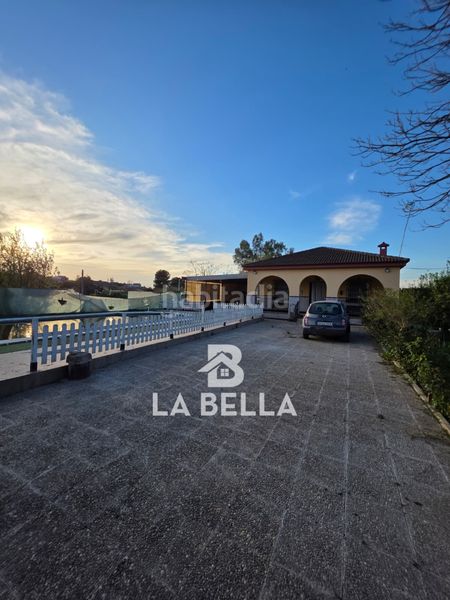 Foto 840569bd-9a6b-49bc-8298-3ed43cf78d90. Xalet amb xemeneia piscina a Coria del Río