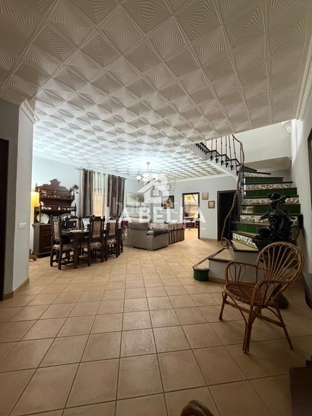 Foto 65ab8e1e-7f26-4473-8a9b-92eec995a0d0. Casa amb aparcament a Umbrete