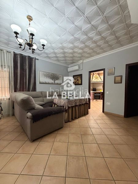 Foto d85e0c59-d9c8-42d4-a14b-664beb41aeff. Casa amb aparcament a Umbrete