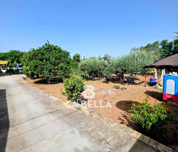 Foto 1af3e2d8-3e8e-4693-b3cf-57abe897f025. Masia amb xemeneia aparcament piscina a Coria del Río