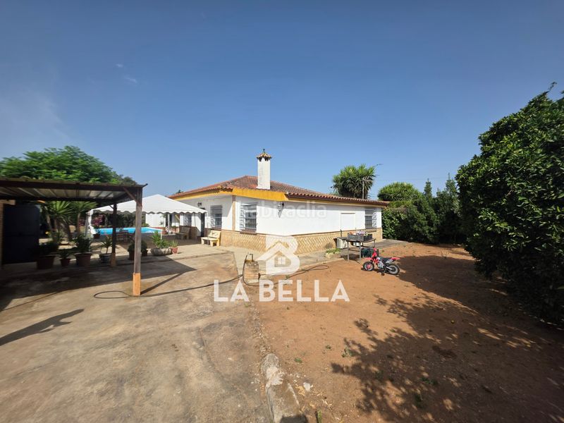 Foto d47faf91-1cc0-4c5d-acf5-f53319c9568a. Masia amb xemeneia aparcament piscina a Coria del Río