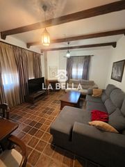 Xalet a Coria del Río. Casa en gran parcela en urb. santa isabel.