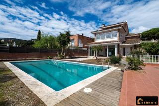 Xalet a Vilassar de Dalt. Les presentamos casa en vilassar de dalt con jardín, piscina, ga