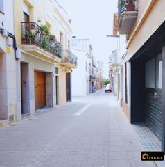 Casa a Centre. Casa con gran local y dos viviendas a reformar completamente