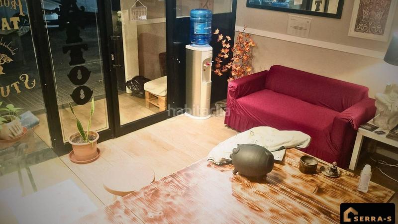 Foto 048f8531-3d2c-4903-8247-bfba9b780449. Alquiler local comercial en avenida hispanitat 23 se traspasa precioso estudio en pleno centro! en Pineda de Mar