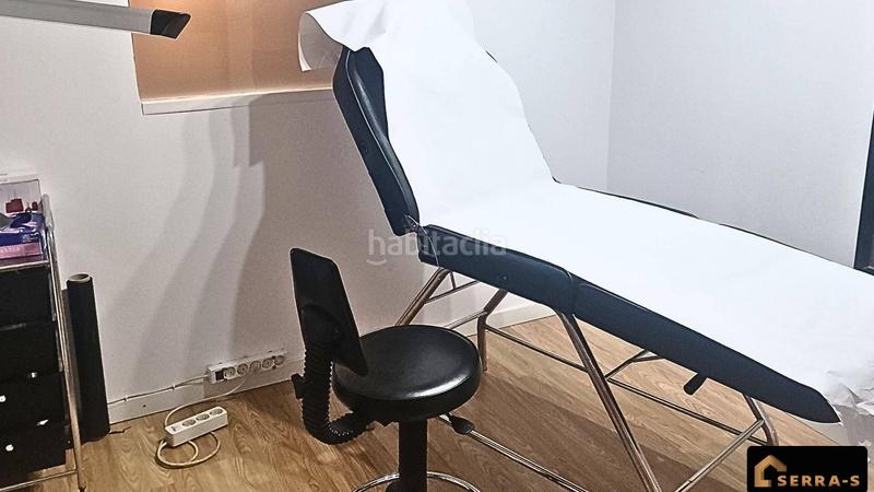 Foto 456b257e-4a43-4835-bae6-d7f02e944bbc. Alquiler local comercial en avenida hispanitat 23 se traspasa precioso estudio en pleno centro! en Pineda de Mar