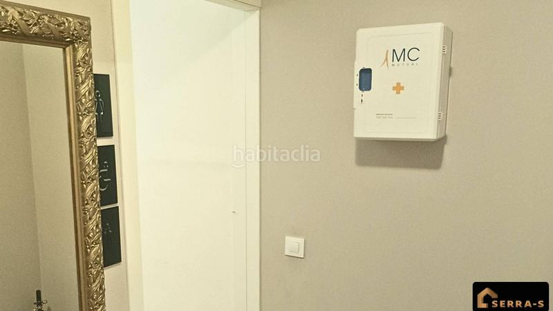 Foto 7fcef62b-fb1f-40d5-b257-69235fac6a42. Alquiler local comercial en avenida hispanitat 23 se traspasa precioso estudio en pleno centro! en Pineda de Mar