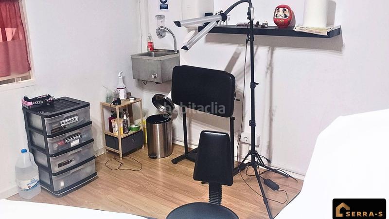 Foto 8b13e128-9f08-44eb-affe-38301d94cc17. Alquiler local comercial en avenida hispanitat 23 se traspasa precioso estudio en pleno centro! en Pineda de Mar