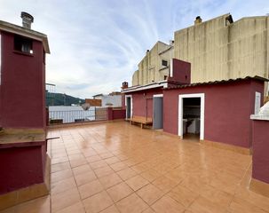 Semi detached house in Mont Ferrant-Joan Carles I. Descubre esta acogedora casa adosada en blanes!