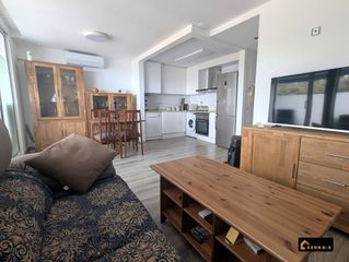 Flat in Santa Susanna. Acogedor apartamento reformado con piscina y vistas al mar en ur