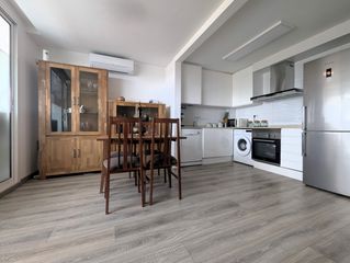 Flat in Santa Susanna. Acogedor apartamento reformado con piscina y vistas al mar en ur