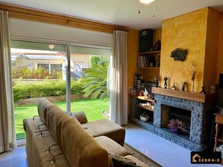 Casa adossada a Fenals. Fantástica casa adosada con piscina, jardín y parking