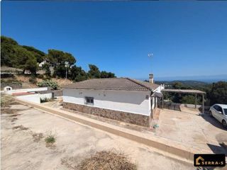 Casa a Sant Cebrià de Vallalta. Casa a cuatro vientos con vistas al mar para inversor en st. ceb