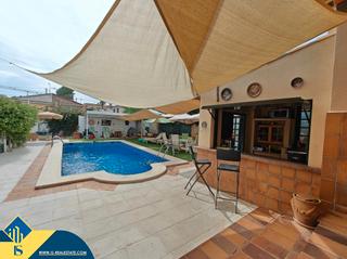 Chalet en Los Balcones-Los Altos. Chalet con piscina privada en torrevieja, provincia de alicante.