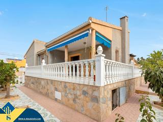 Chalet à Nueva Torrevieja. Chalet con terraza en torrevieja, provincia de alicante. 4 habit