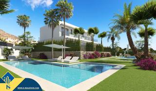 Casa in Golf Bahía. Chalet con piscina comunitaria en construcción en finestrat, pro