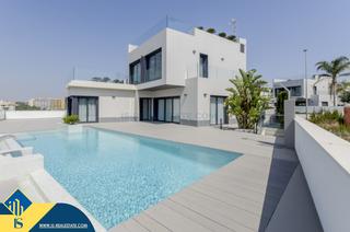 Chalet in Campoamor. Casas con piscina privada en construcción en orihuela costa, pro