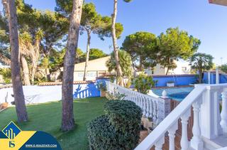 Chalet à Playa de los Náufragos. Chalet con piscina privada, en la provincia de alicante, en la l