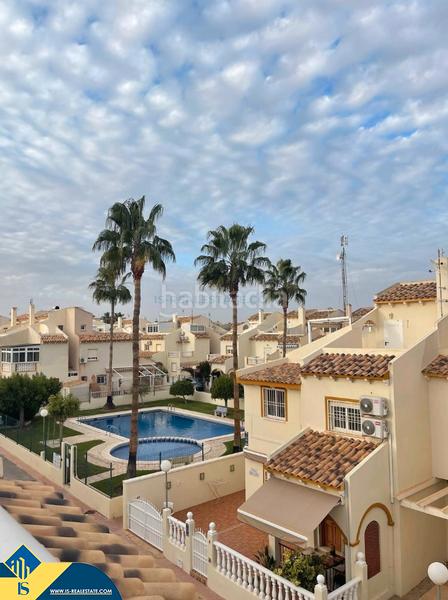 Foto cee93c34-5cc7-4273-863a-68ff96282e91. Casa aparellada amb piscina a Playa Flamenca Orihuela