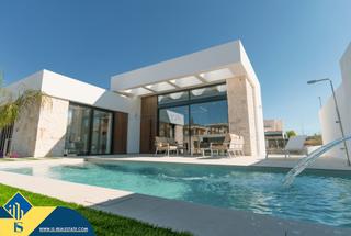 Chalet en Rojales. Casas con piscina privada para construir en la provincia de alic