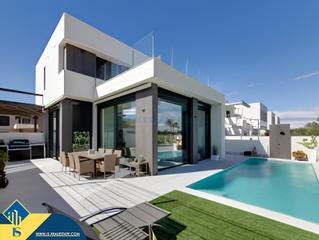 Xalet a El Pinar de Campoverde. Casas con piscina privada en construcción en orihuela costa, pro