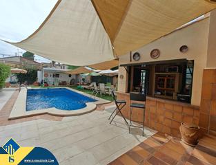 Chalet à Los Balcones-Los Altos. Chalet con piscina privada, en la provincia de alicante, en la l