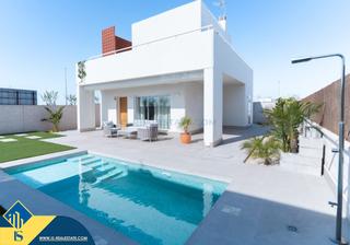 Xalet a Pilar de la Horadada Ciudad. Casas con piscina privada en construcción en orihuela costa, pro