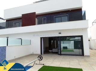 Xalet a Pilar de la Horadada Ciudad. Casas con piscina privada en construcción en orihuela costa, pro