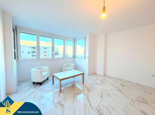 Etagenwohnung in Las Piscinas Naturales. Apartamento reformado con terraza en torrevieja, provincia de al
