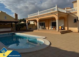 Chalet à La Zenia. Chalet con piscina en orihuela costa, provincia de alicante. 4 h