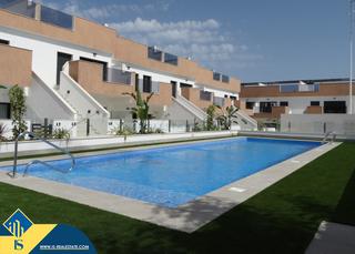 Haus in Pilar de la Horadada Ciudad. Casas con piscina comunitaria en construcción en orihuela costa,