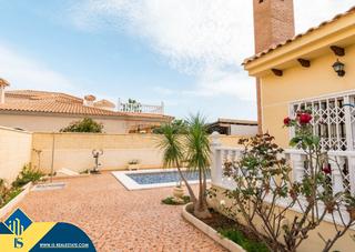 Chalet à La Zenia. Villa con piscina privada en orihuela costa, provincia de alican