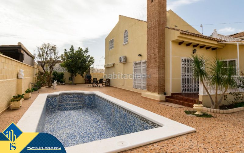 Foto e3a946a6-8a79-458b-938f-6b956e0b92e2. Xalet amb aparcament piscina a La Zenia Orihuela