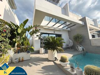 Xalet a Los Almendros. Villa con piscina privada en orihuela costa, provincia de alican