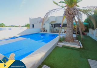 Chalet en La Florida. Villa con piscina privada en orihuela costa, provincia de alican