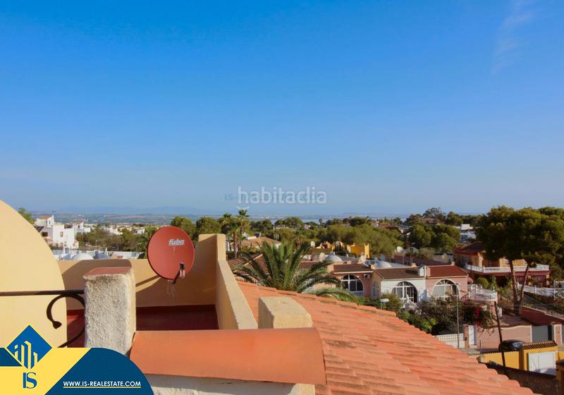 Foto 0c2757a5-7b6f-4752-8b36-2be573aadfbb. Chalet with fireplace heating parking pool in La Florida Orihuela